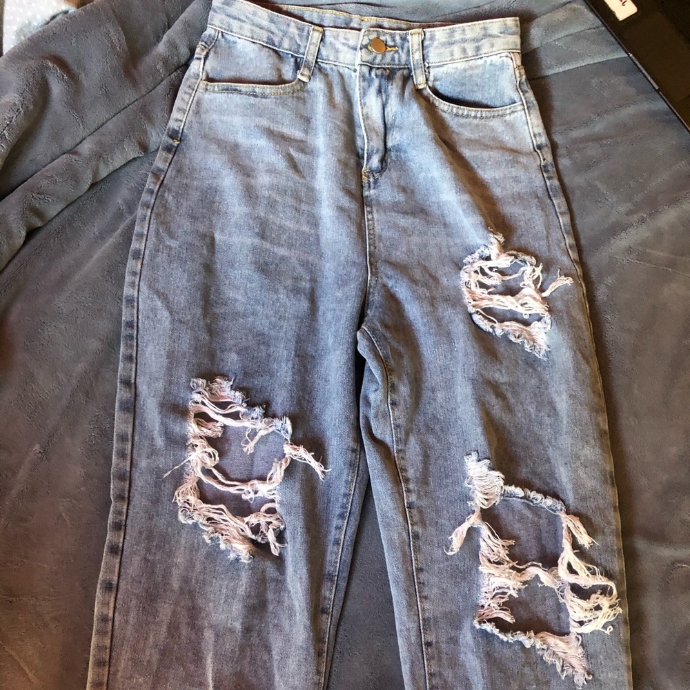 Super cute high rise ripped blue denim jeans